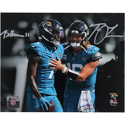 Photographie dédicacée de Trevor Lawrence et Brian Thomas Jr., maillot bleu sarcelle des Jaguars de Jacksonville (8" x 10")
