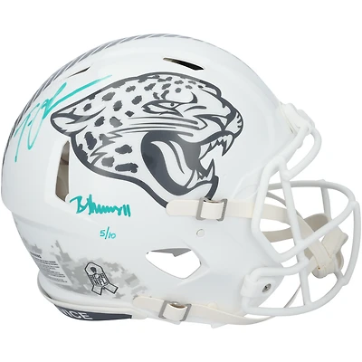 Casque Riddell Speed Authentic 2024 Salute To Service, signé par Trevor Lawrence et Brian Thomas Jr. des Jaguars de Jacksonville
