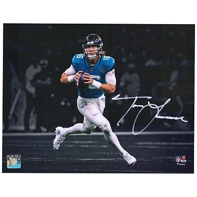 Photographie autographiée de Trevor Lawrence Jacksonville Jaguars 11" x 14 " Spotlight Roll Out