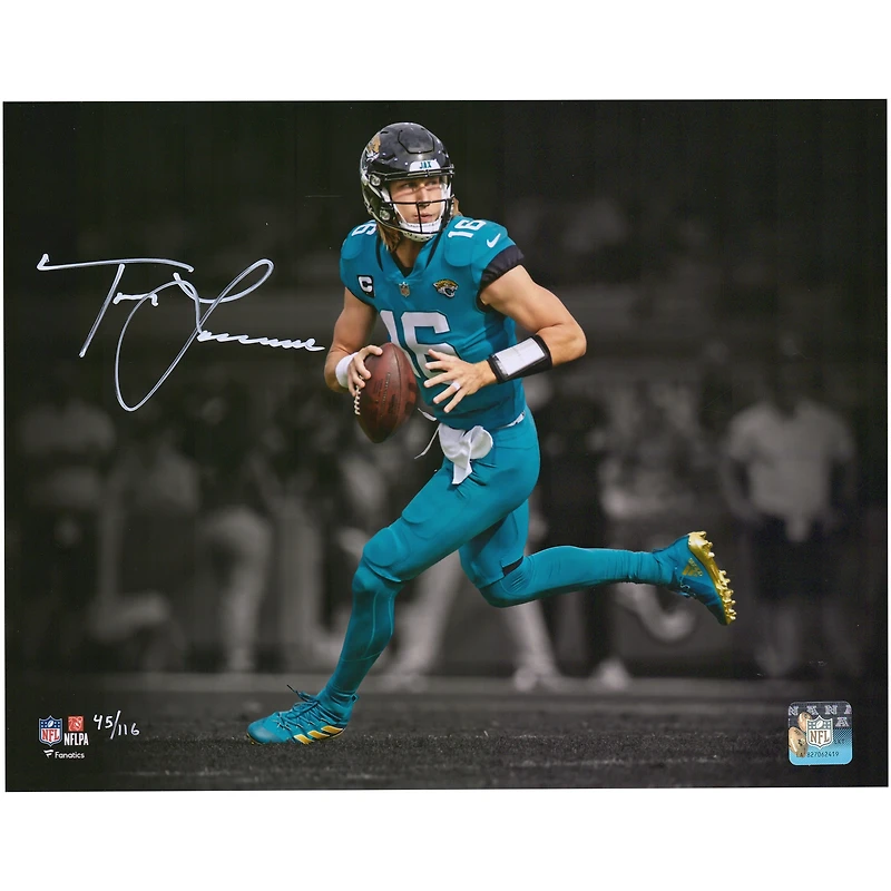 Photo dédicacée de Trevor Lawrence (Jaguars de Jacksonville) sur son maillot turquoise ( 11 x 35,5 cm) - Édition limitée à 116 exemplaires