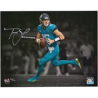 Photo dédicacée de Trevor Lawrence (Jaguars de Jacksonville) sur son maillot turquoise ( 11 x 35,5 cm) - Édition limitée à 116 exemplaires