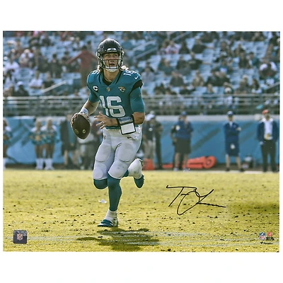 Photo dépliée du maillot turquoise dédicacé par Trevor Lawrence des Jaguars de Jacksonville (format horizontal 16'' x 20'').