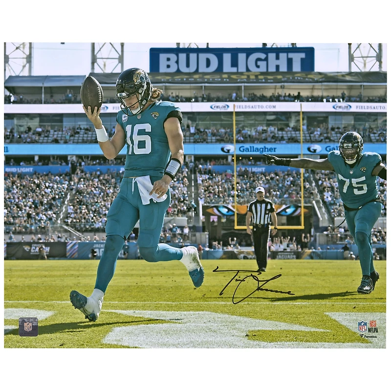 Photo dédicacée de Trevor Lawrence, joueur des Jaguars de Jacksonville, sur son maillot turquoise (40 x 50 cm) lors d'un touchdown.