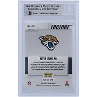 Carte de recrue authentifiée 2021 Panini Instant Red Variation #66 #/99 signée Trevor Lawrence Jacksonville Jaguars par les fanatiques de Beckett avec l'inscription « 1ère victoire NFL 17/10/21 »