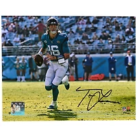Photographie autographiée de Trevor Lawrence Jacksonville Jaguars, maillot bleu sarcelle horizontal 8'' x 10''
