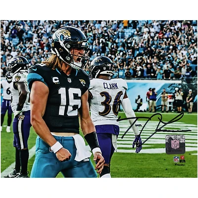 Photographie autographiée de 8" x 10" de Trevor Lawrence des Jaguars de Jacksonville sous la pluie