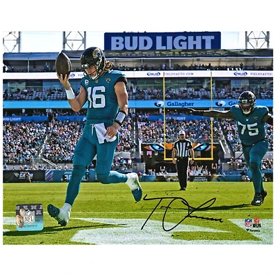 Photographie autographiée de Trevor Lawrence Jacksonville Jaguars 8'' x 10'' Teal Jersey Rush Touchdown