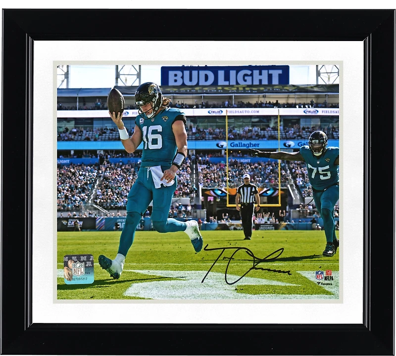 Photographie autographiée de Trevor Lawrence Jacksonville Jaguars 8'' x 10'' Teal Jersey Rush Touchdown