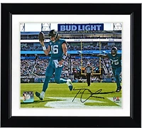Photographie autographiée de Trevor Lawrence Jacksonville Jaguars 8'' x 10'' Teal Jersey Rush Touchdown