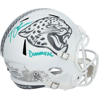 Casque Riddell 2024 Salute To Service Speed ​​autographié par Trevor Lawrence des Jaguars de Jacksonville avec inscription « Duuuval »