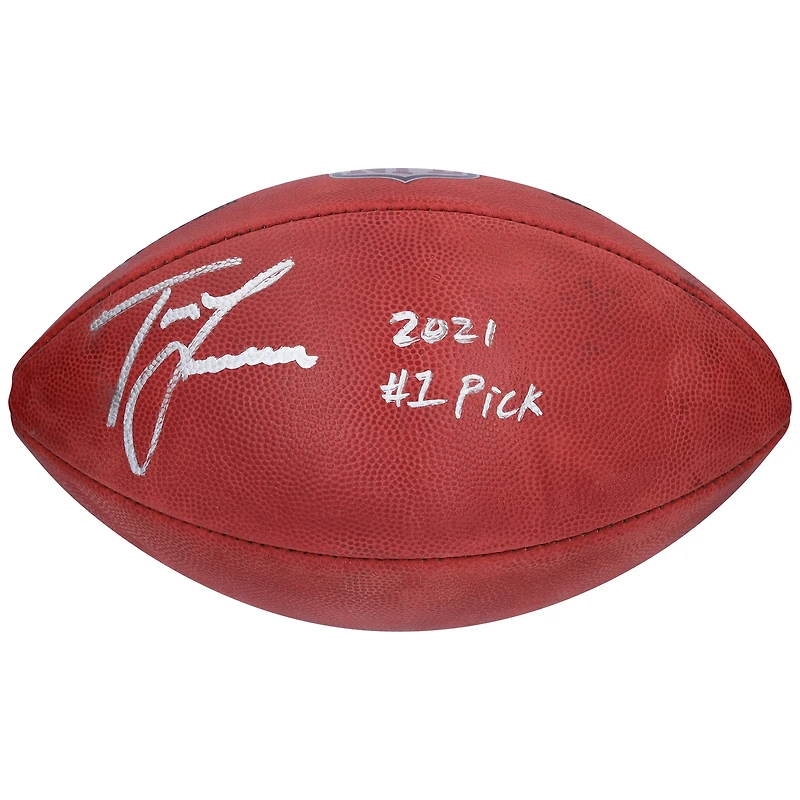 Ballon de football professionnel Wilson Duke en couleur autographié par Trevor Lawrence des Jacksonville Jaguars avec l'inscription « 2021 #1 PICK »