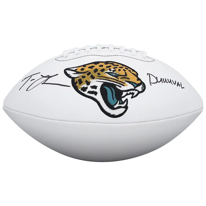 Ballon de football Wilson White Panel autographié par Trevor Lawrence des Jaguars de Jacksonville avec l'inscription « DUUUVAL »
