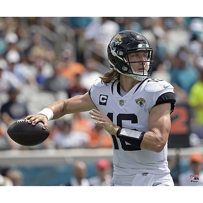 Photographie de passage du maillot blanc non signé Trevor Lawrence des Jaguars Jacksonville
