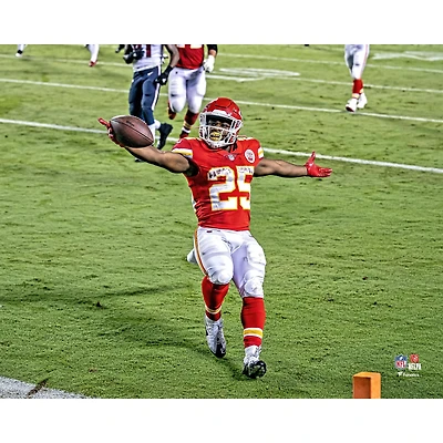Photographie non signée de Clyde Edwards-Helaire, célébration du premier touchdown sa carrière chez les Chiefs Kansas City