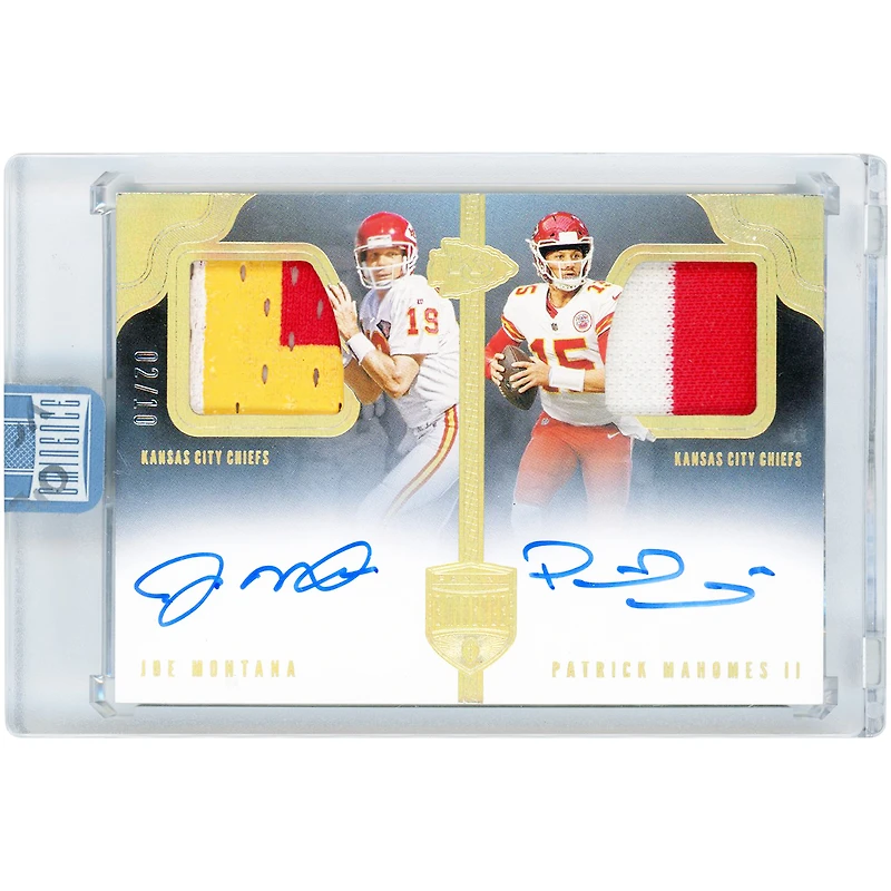 Carte Panini Eminence Gold Dual Player Signatures Tri-Color Relics 2021 autographiée par Joe Montana et Patrick Mahomes (Kansas City Chiefs) #DPA-MM #2/10