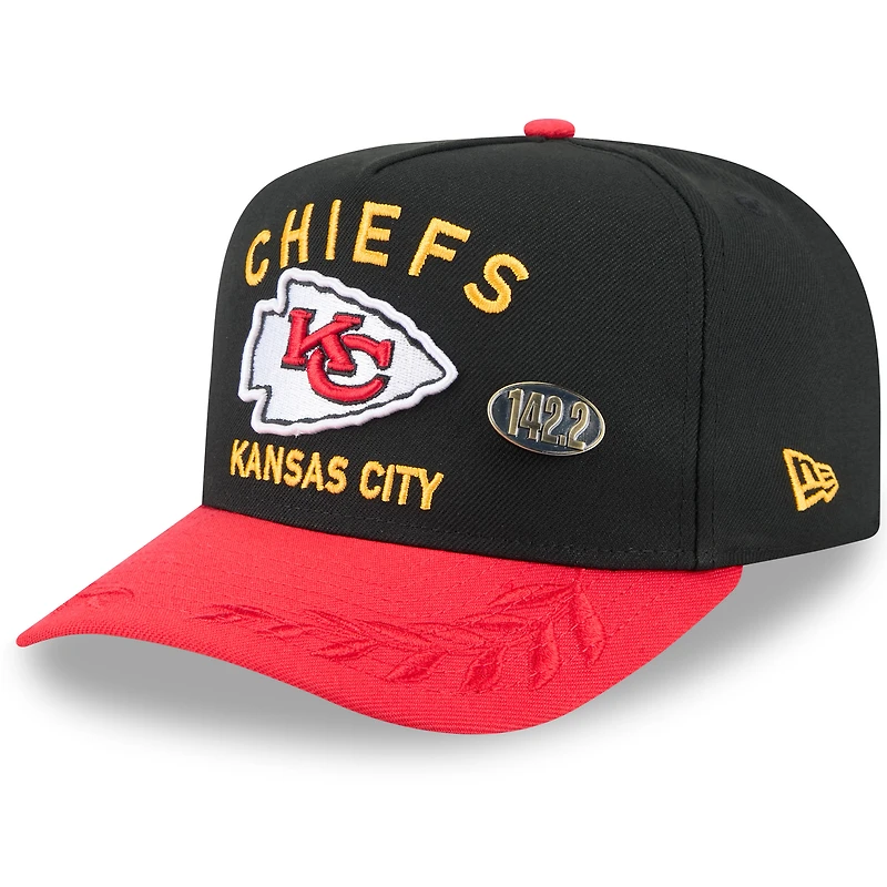 Casquette ajustée New Era 59FIFTY noire/rouge pour homme, modèle A-Frame, draft NFL 2025, Kansas City Chiefs, sur scène