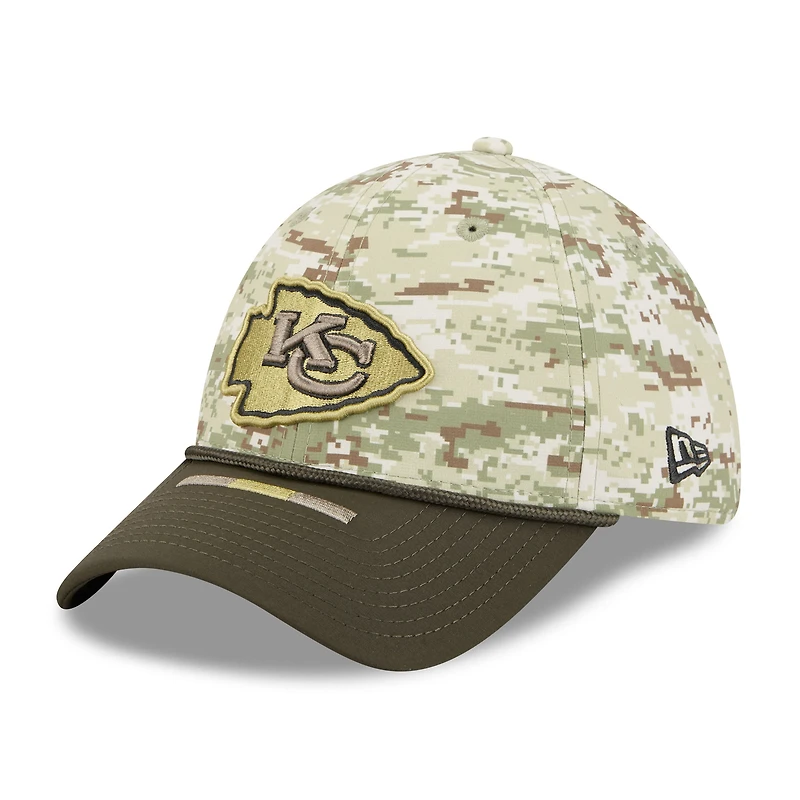 Casquette New Era 39THIRTY Flex camouflage/vert foncé pour homme des Kansas City Chiefs 2025 Salute to Service