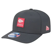 Casquette ajustable New Era 9SEVENTY pour homme, couleur anthracite, Kansas City Chiefs, collection Sideline 2025, idéale pour les temps froids.