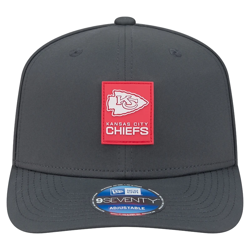 Casquette ajustable New Era 9SEVENTY pour homme, couleur anthracite, Kansas City Chiefs, collection Sideline 2025, idéale pour les temps froids.