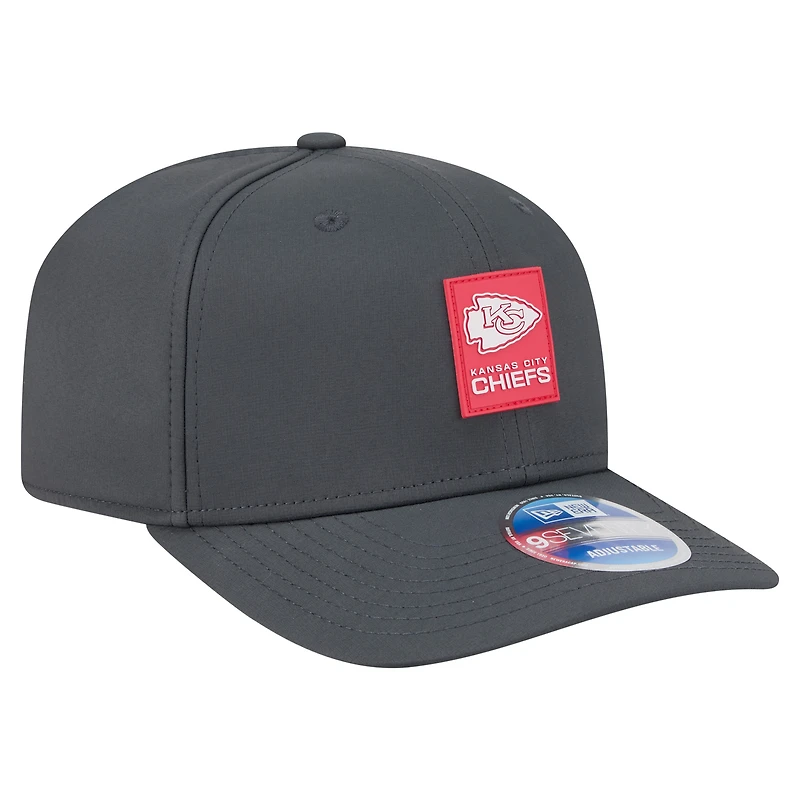 Casquette ajustable New Era 9SEVENTY pour homme, couleur anthracite, Kansas City Chiefs, collection Sideline 2025, idéale pour les temps froids.
