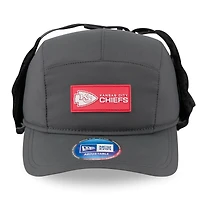 Casquette ajustable à oreilles de chien New Era anthracite Kansas City Chiefs 2025 Sideline Runner pour homme