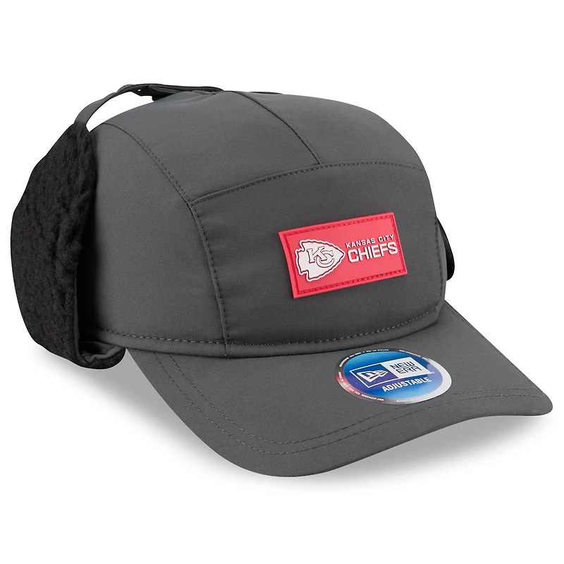 Casquette ajustable à oreilles de chien New Era anthracite Kansas City Chiefs 2025 Sideline Runner pour homme