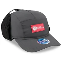 Casquette ajustable à oreilles de chien New Era anthracite Kansas City Chiefs 2025 Sideline Runner pour homme