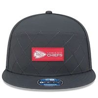 Casquette snapback 9FIFTY à panneau fendu latéral New Era anthracite Kansas City Chiefs 2025 pour homme
