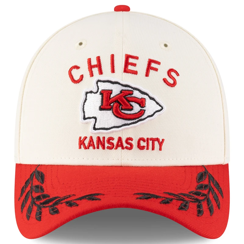 Casquette New Era 39THIRTY Flex crème/rouge pour homme des Kansas City Chiefs, draft NFL 2025