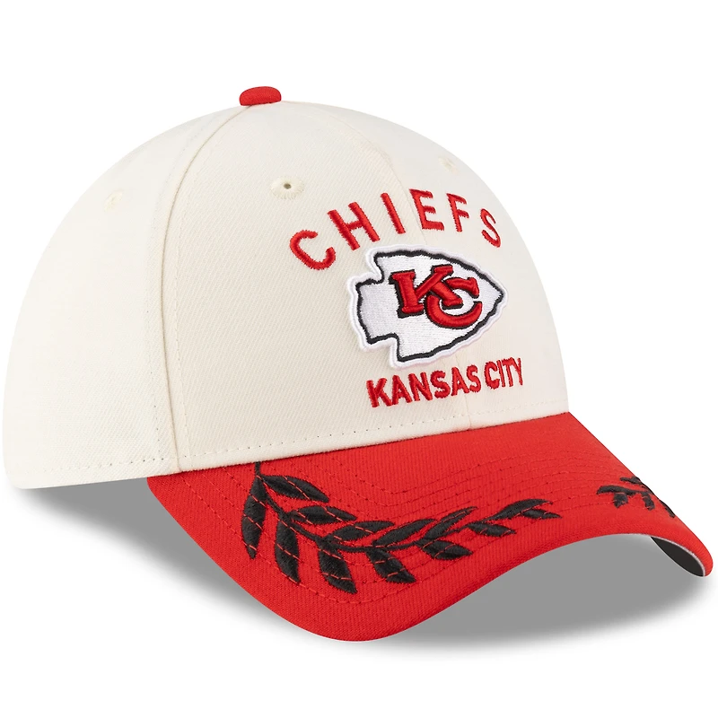 Casquette New Era 39THIRTY Flex crème/rouge pour homme des Kansas City Chiefs, draft NFL 2025