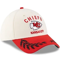 Casquette New Era 39THIRTY Flex crème/rouge pour homme des Kansas City Chiefs, draft NFL 2025