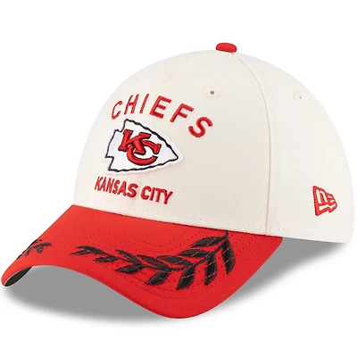 Casquette New Era 39THIRTY Flex crème/rouge pour homme des Kansas City Chiefs, draft NFL 2025