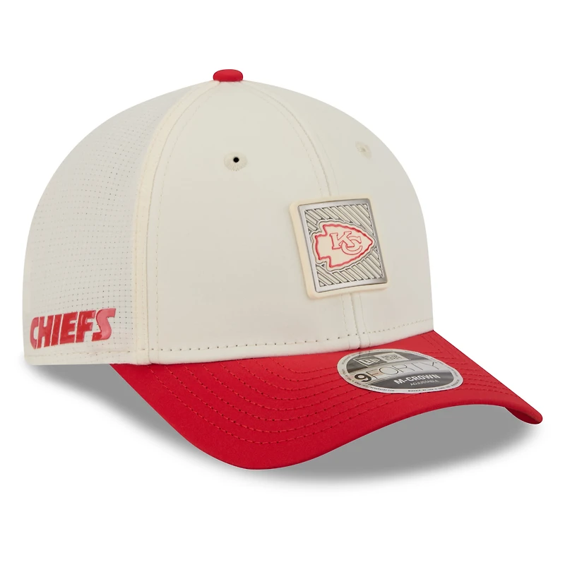 Casquette ajustable New Era crème/rouge Kansas City Chiefs 2026 NFL Training Camp 9FORTY pour homme