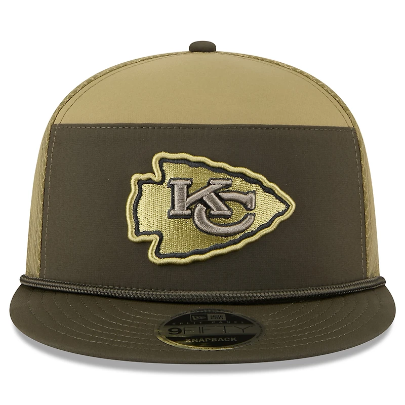 Casquette snapback 9FIFTY à panneau fendu New Era vert foncé Kansas City Chiefs 2025 Salute to Service pour homme