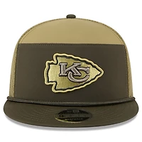 Casquette snapback 9FIFTY à panneau fendu New Era vert foncé Kansas City Chiefs 2025 Salute to Service pour homme