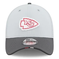 Casquette 39THIRTY Flex grise/graphite New Era pour homme, camp d'entraînement NFL 2025 des Kansas City Chiefs