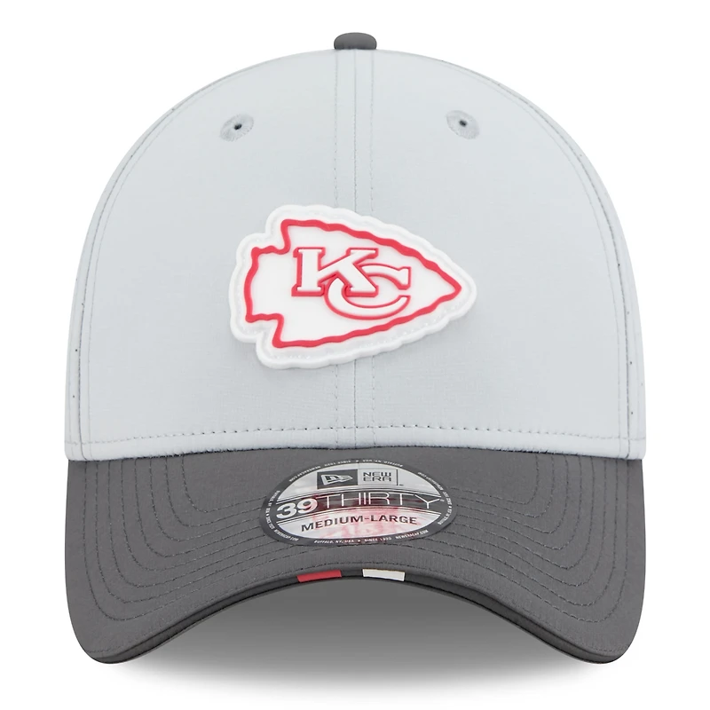 Casquette 39THIRTY Flex grise/graphite New Era pour homme, camp d'entraînement NFL 2025 des Kansas City Chiefs