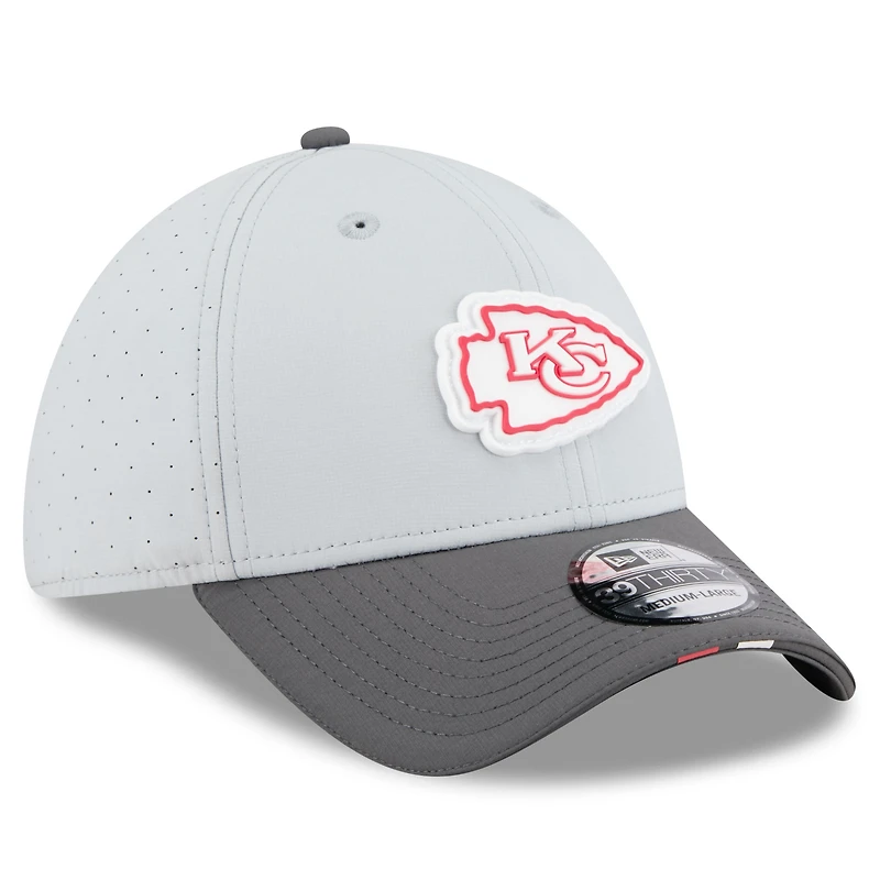 Casquette 39THIRTY Flex grise/graphite New Era pour homme, camp d'entraînement NFL 2025 des Kansas City Chiefs