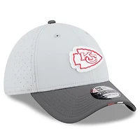 Casquette 39THIRTY Flex grise/graphite New Era pour homme, camp d'entraînement NFL 2025 des Kansas City Chiefs