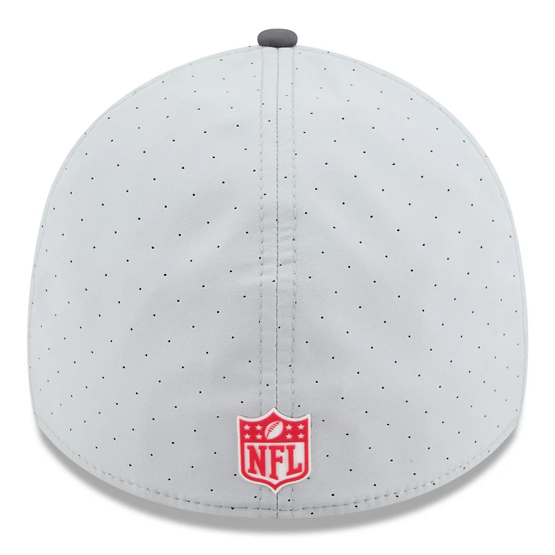 Casquette 39THIRTY Flex grise/graphite New Era pour homme, camp d'entraînement NFL 2025 des Kansas City Chiefs