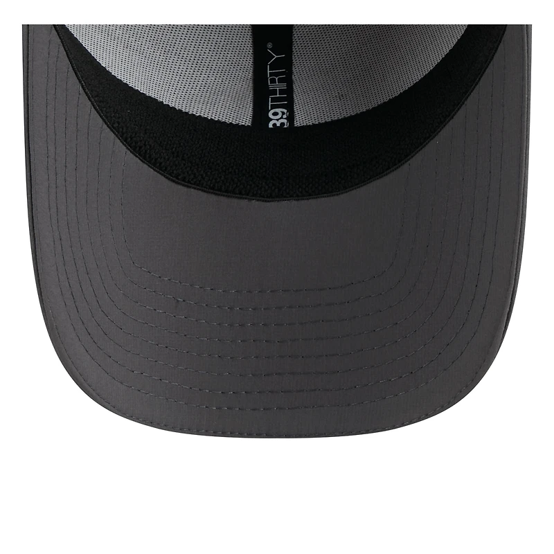 Casquette 39THIRTY Flex grise/graphite New Era pour homme, camp d'entraînement NFL 2025 des Kansas City Chiefs