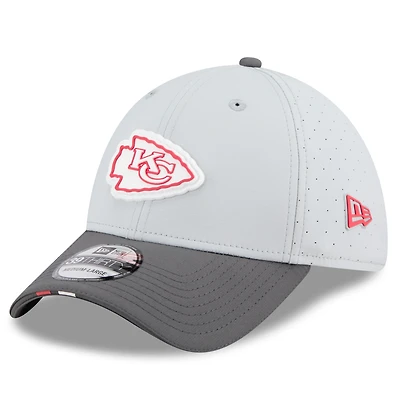 Casquette 39THIRTY Flex grise/graphite New Era pour homme, camp d'entraînement NFL 2025 des Kansas City Chiefs