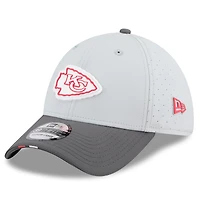 Casquette 39THIRTY Flex grise/graphite New Era pour homme, camp d'entraînement NFL 2025 des Kansas City Chiefs