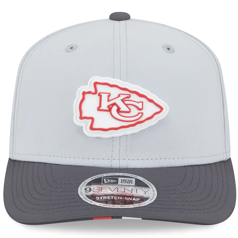 Casquette ajustable 9SEVENTY pour homme New Era gris/graphite, camp d'entraînement NFL 2025 des Kansas City Chiefs