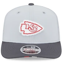 Casquette ajustable 9SEVENTY pour homme New Era gris/graphite, camp d'entraînement NFL 2025 des Kansas City Chiefs