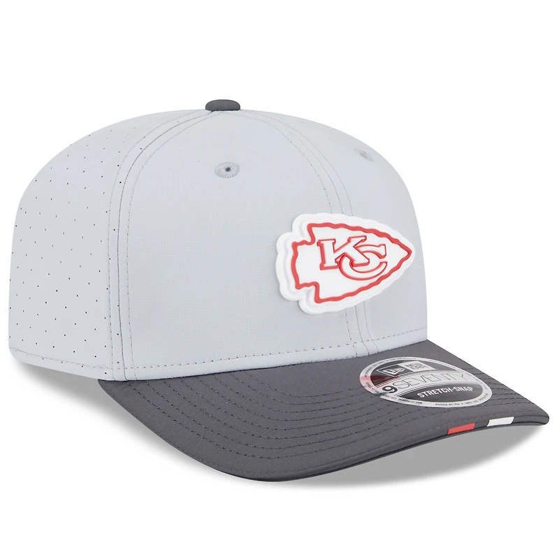 Casquette ajustable 9SEVENTY pour homme New Era gris/graphite, camp d'entraînement NFL 2025 des Kansas City Chiefs