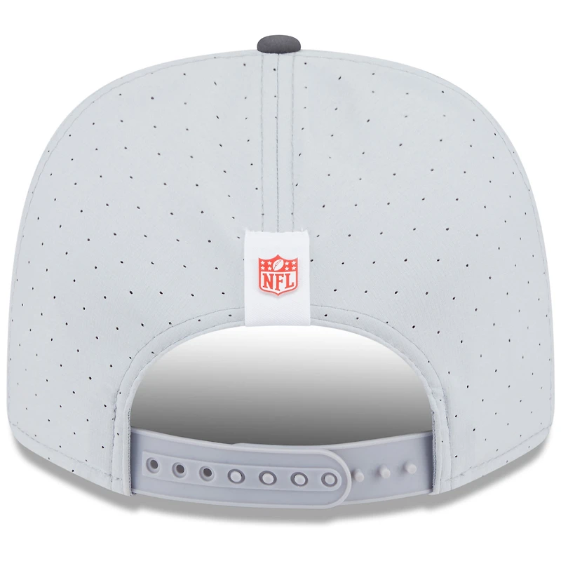 Casquette ajustable 9SEVENTY pour homme New Era gris/graphite, camp d'entraînement NFL 2025 des Kansas City Chiefs