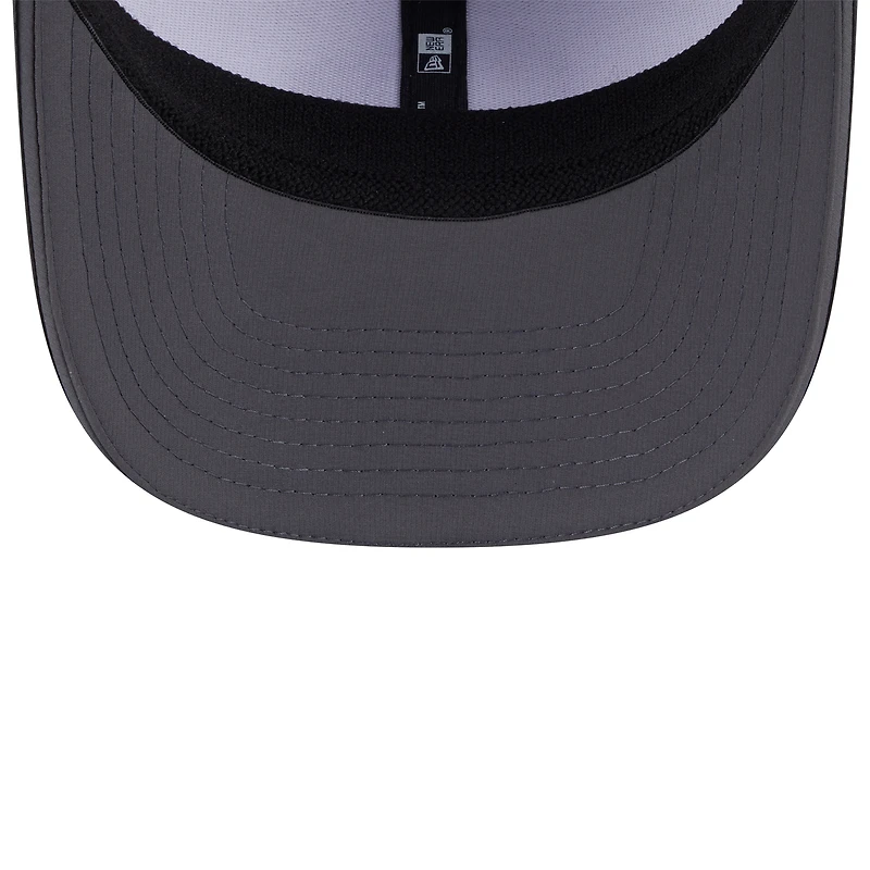 Casquette ajustable 9SEVENTY pour homme New Era gris/graphite, camp d'entraînement NFL 2025 des Kansas City Chiefs