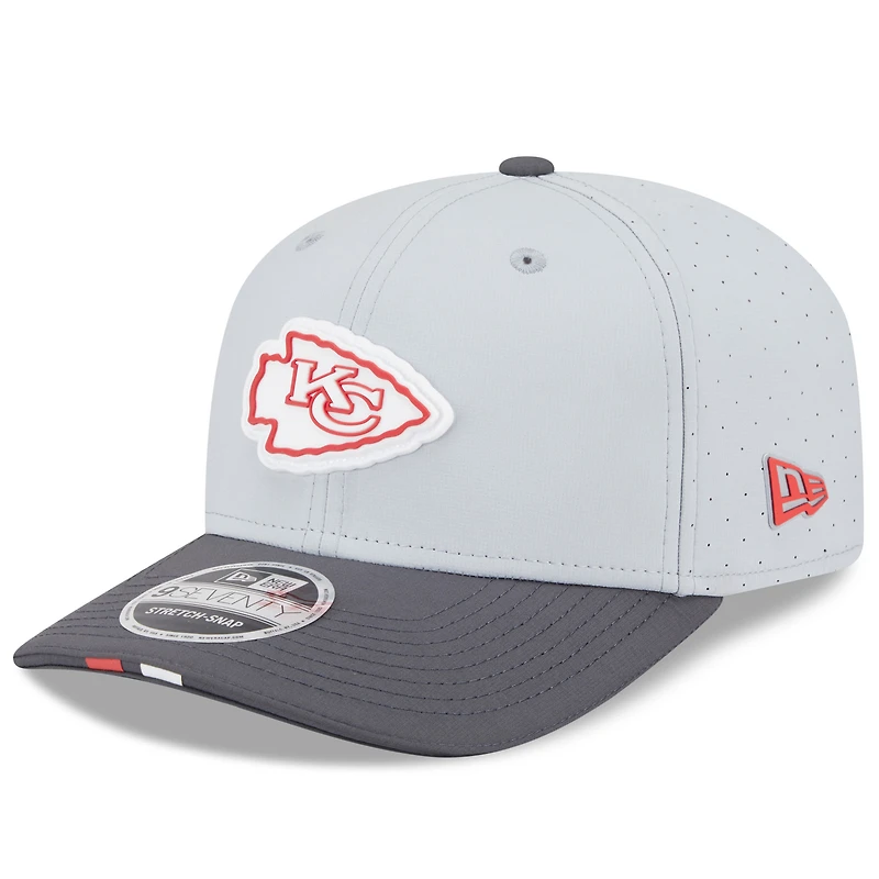 Casquette ajustable 9SEVENTY pour homme New Era gris/graphite, camp d'entraînement NFL 2025 des Kansas City Chiefs