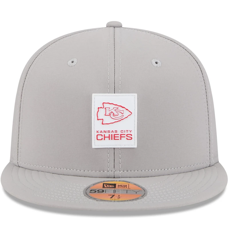 Casquette ajustée 59FIFTY Sideline 2025 des Kansas City Chiefs de New Era pour homme, grise